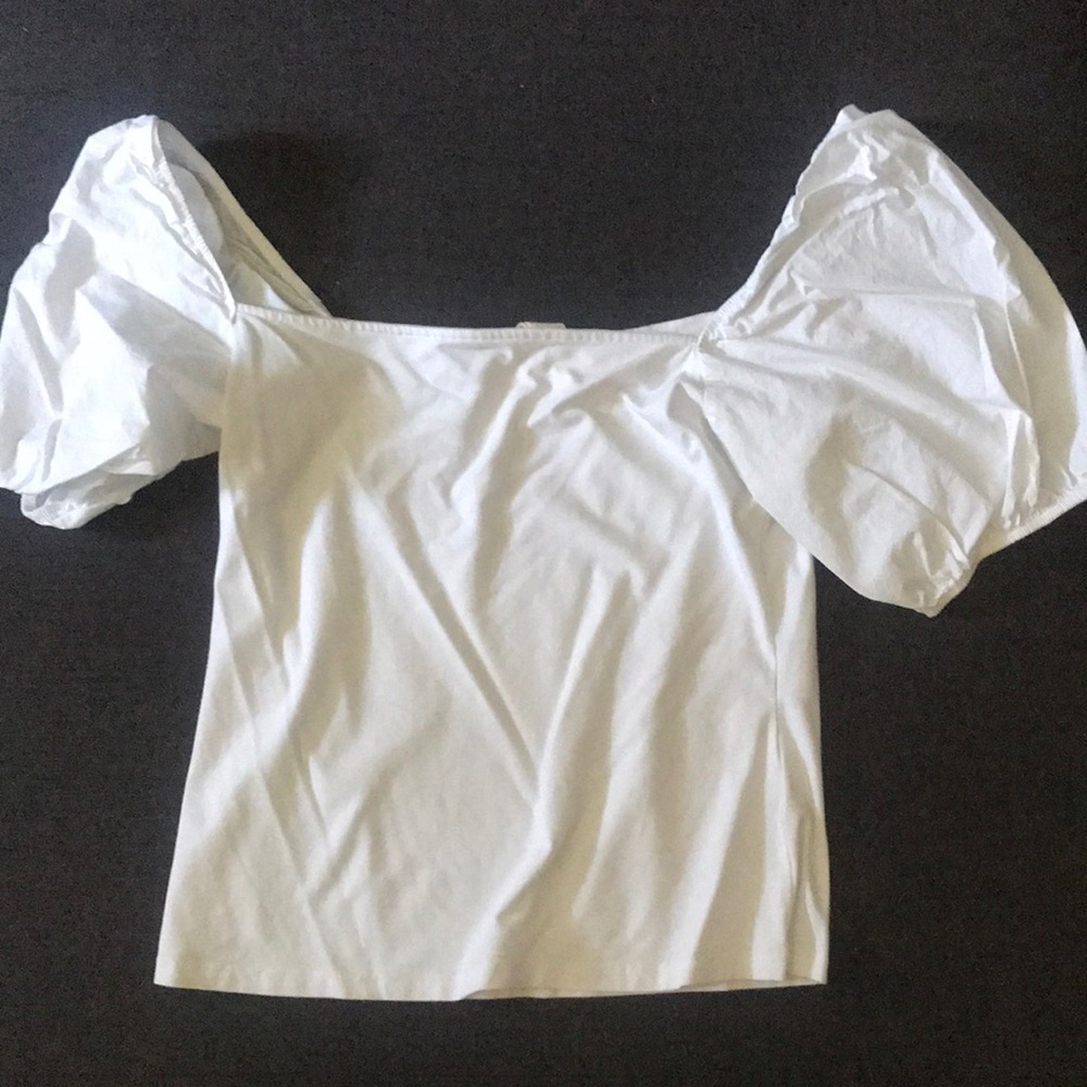 Form fitting white shirt with puffy short sleeves